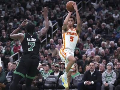 Johnson logra triple-doble y Hawks vencen a Celtics