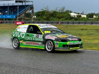 Jonathan Basden y Tomas Urbaez desafían la lluvia para ganar