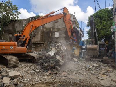 La CAASD demuele edificio en la cañada Las 30 y evita desgracia