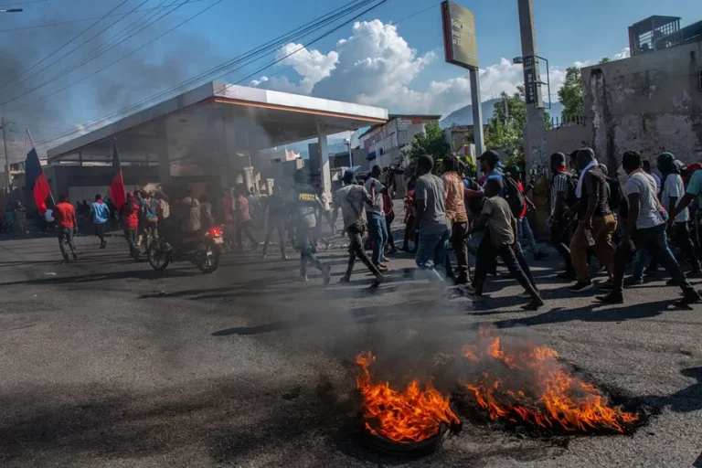 La ONU informa que más de 20,000 personas han abandonado Puerto Príncipe en 4 días debido a la violencia de pandillas.