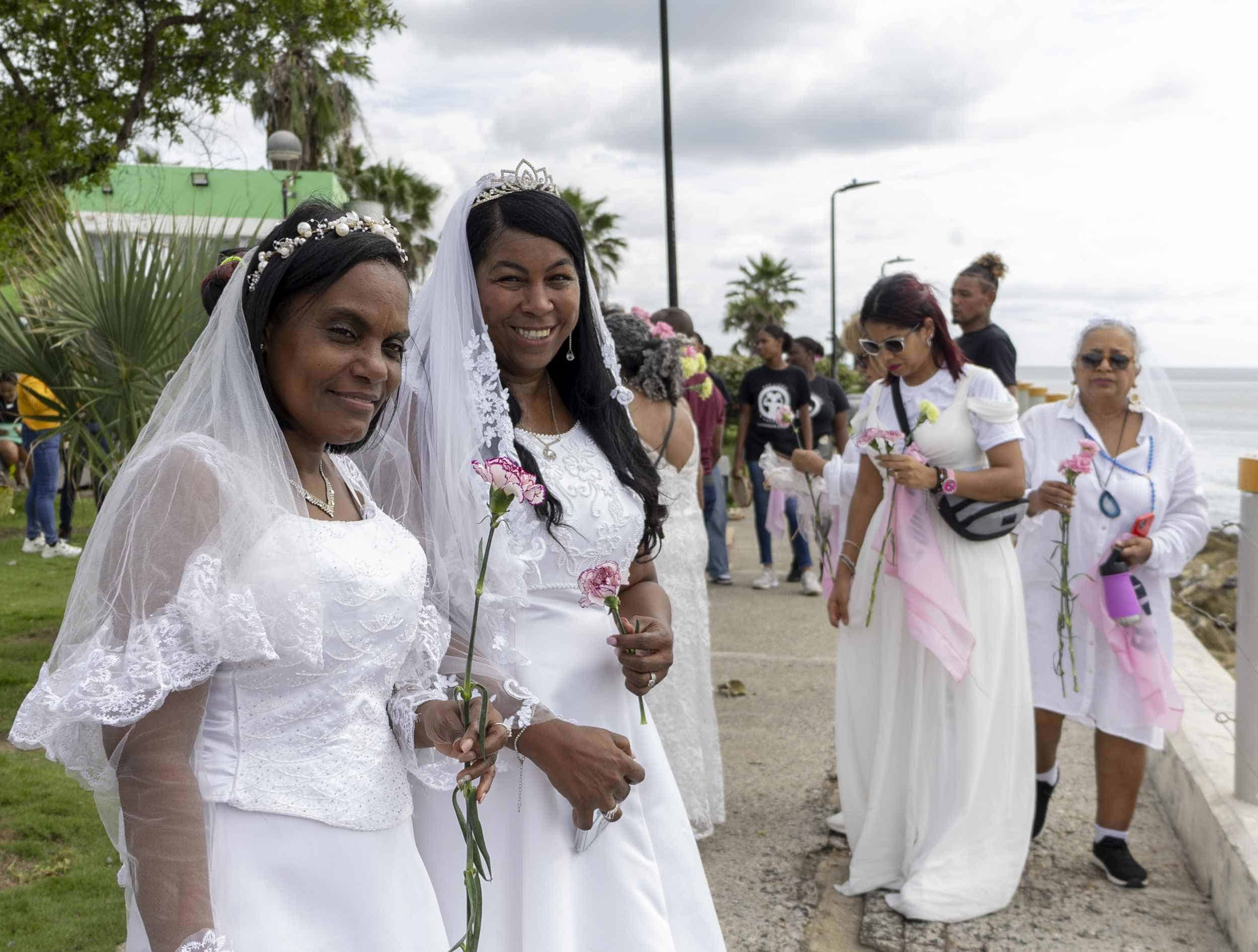 Manifestantes vestidas de novia, con flores en mano.