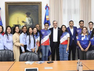 Luis Abinader recibe a estudiantes de NASA challenge