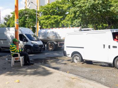 Malos olores y deterioro de pavimento en avenida V Centenario