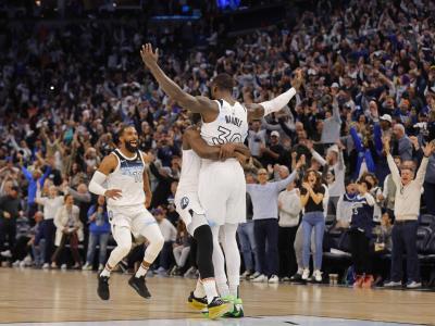 NBA: Randle hunde triple al final, Twolves 120-117 sobre los Suns