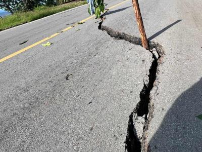 Obras Públicas evalúa grietas en carretera de Samaná