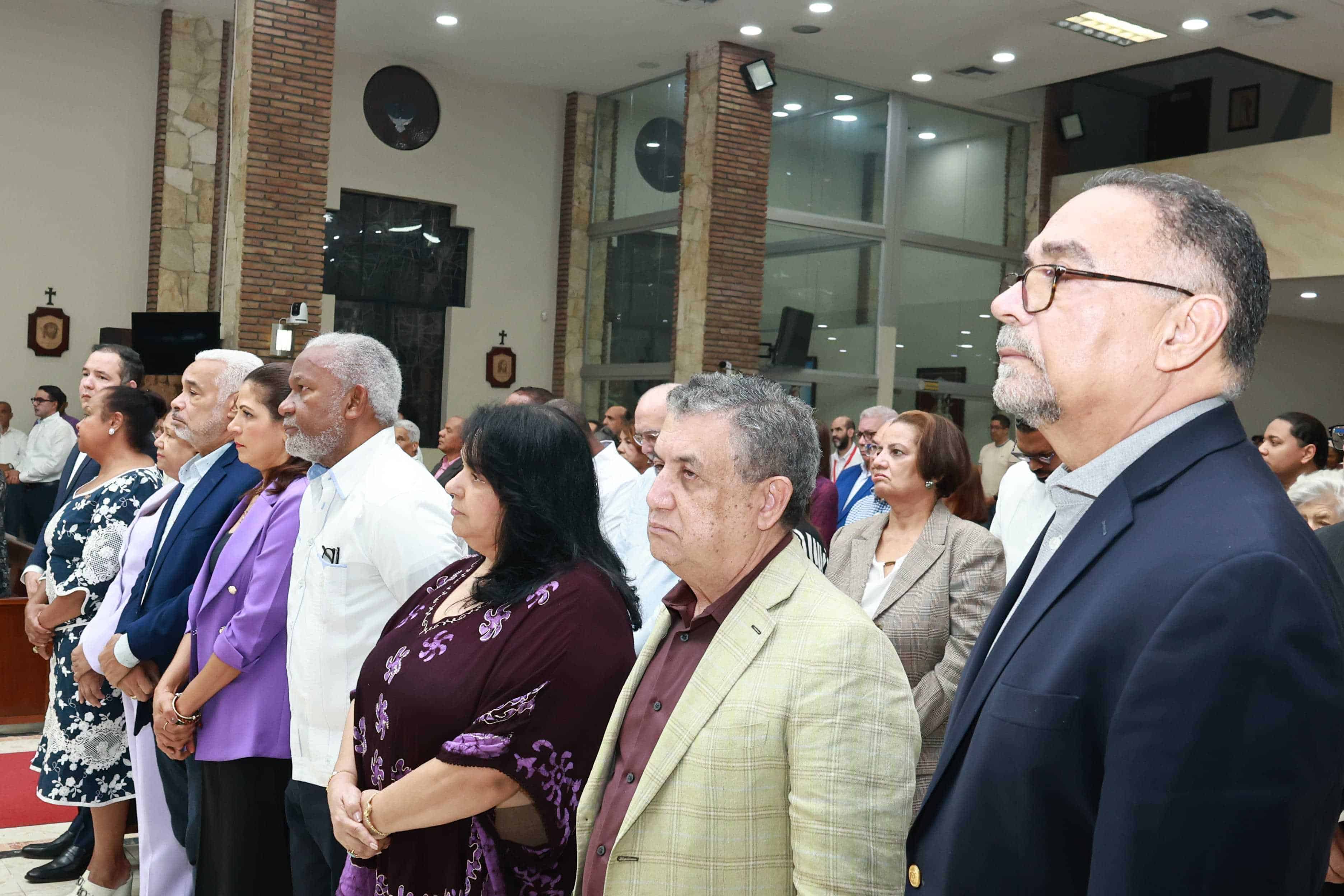 Dirigentes del PLD que asistieron a la misa por el aniversario de la muerte de Juan Bosch, fundador de la organización.