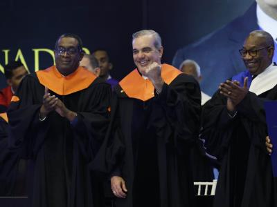 Presidente Abinader recibe título de doctor honoris causa de la UASD