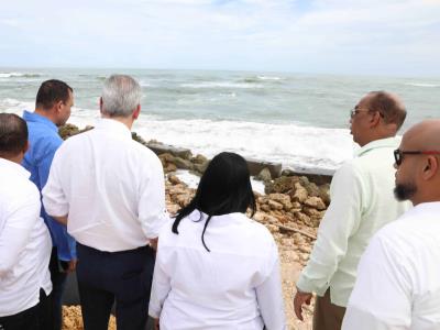 Presidente Abinader supervisa los trabajos del maleco`n de Nagua