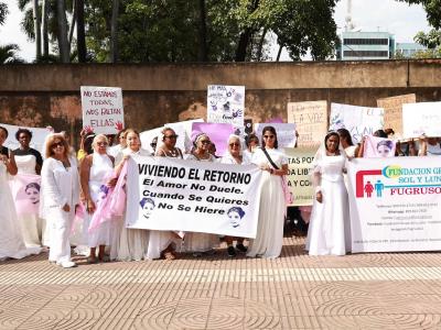 Realizan "Marcha de las novias" por las víctimas de feminicidios en RD