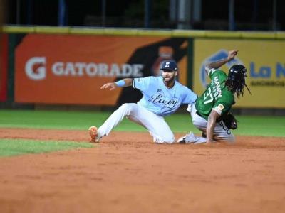 Rosario jonronea y las Estrellas suben al segundo al vencer a Licey