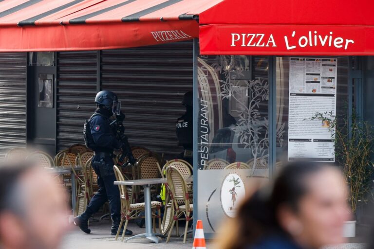 Un hombre retiene rehenes en un restaurante cerca de París tras amenazar con suicidarse