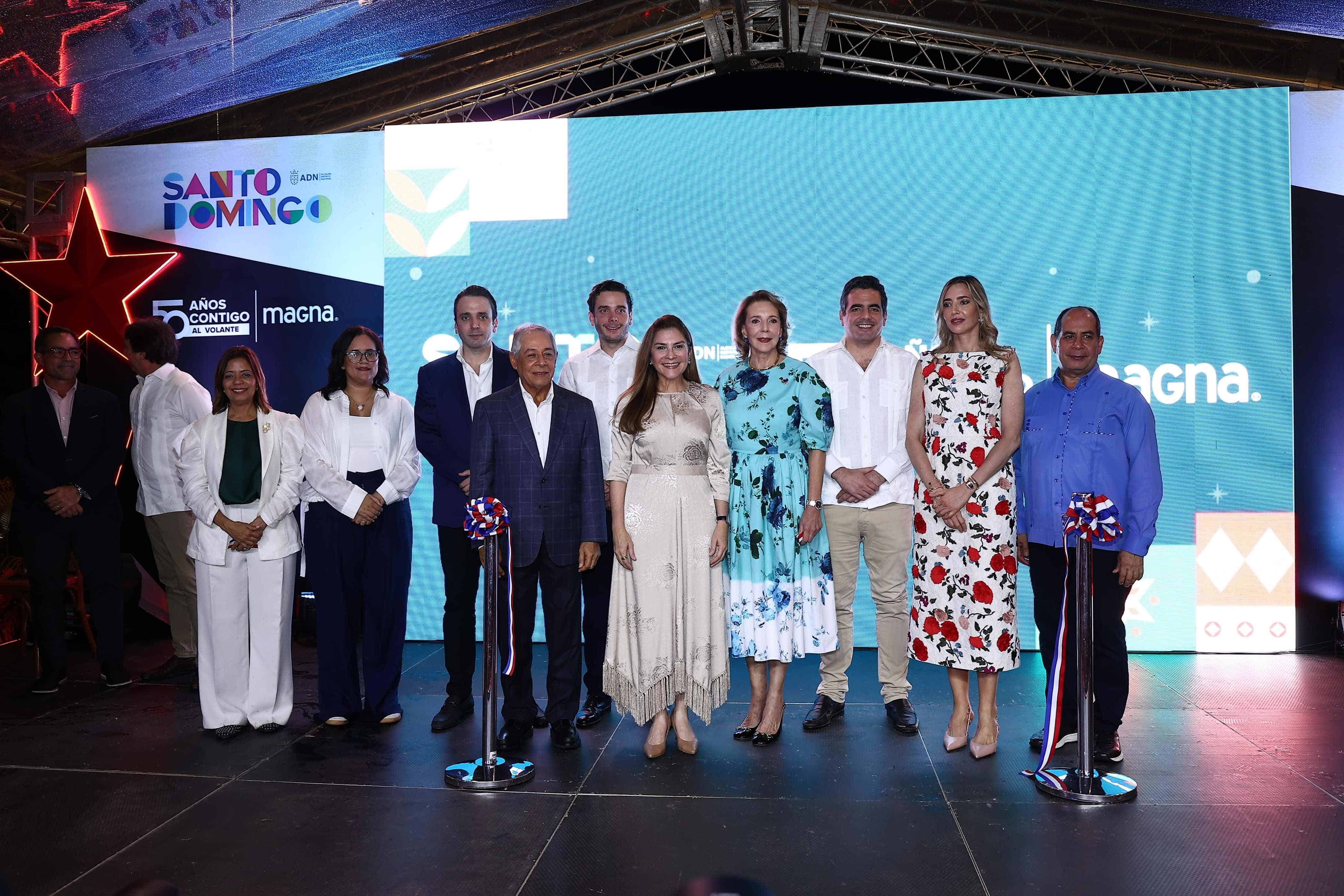 La alcaldesa Carolina Mejía junto a representantes de Magna y Trazados.