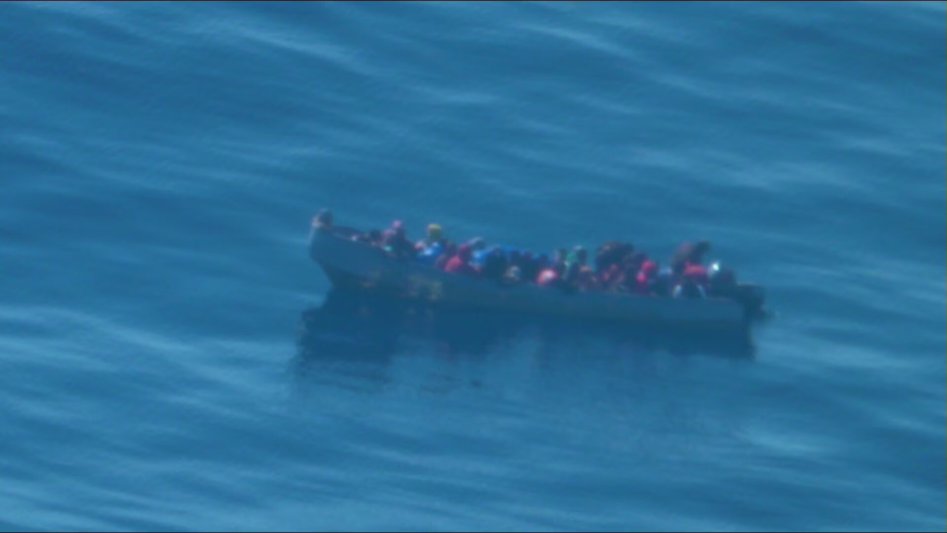 Arrestan a 39 migrantes, principalmente dominicanos, en el norte de Puerto Rico tras desembarco.