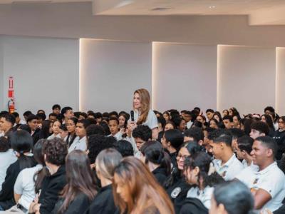 Carolina Mejía conversa con estudiantes sobre responsabilidad ciudadana