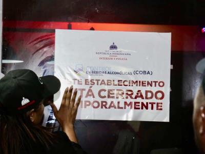 Cierran negocios en SDE; apresan propietario por enfrentamiento