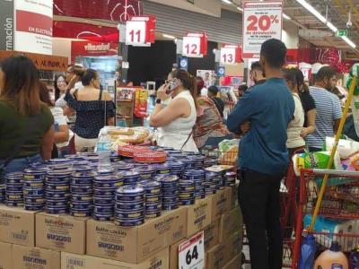 Ciudadanos abarrotan supermercados para la cena de Nochebuena