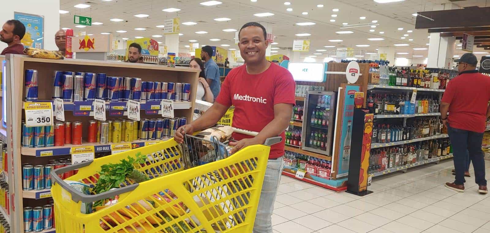 El señor Henry Columna mientras hace sus compras para la Nochebuena.