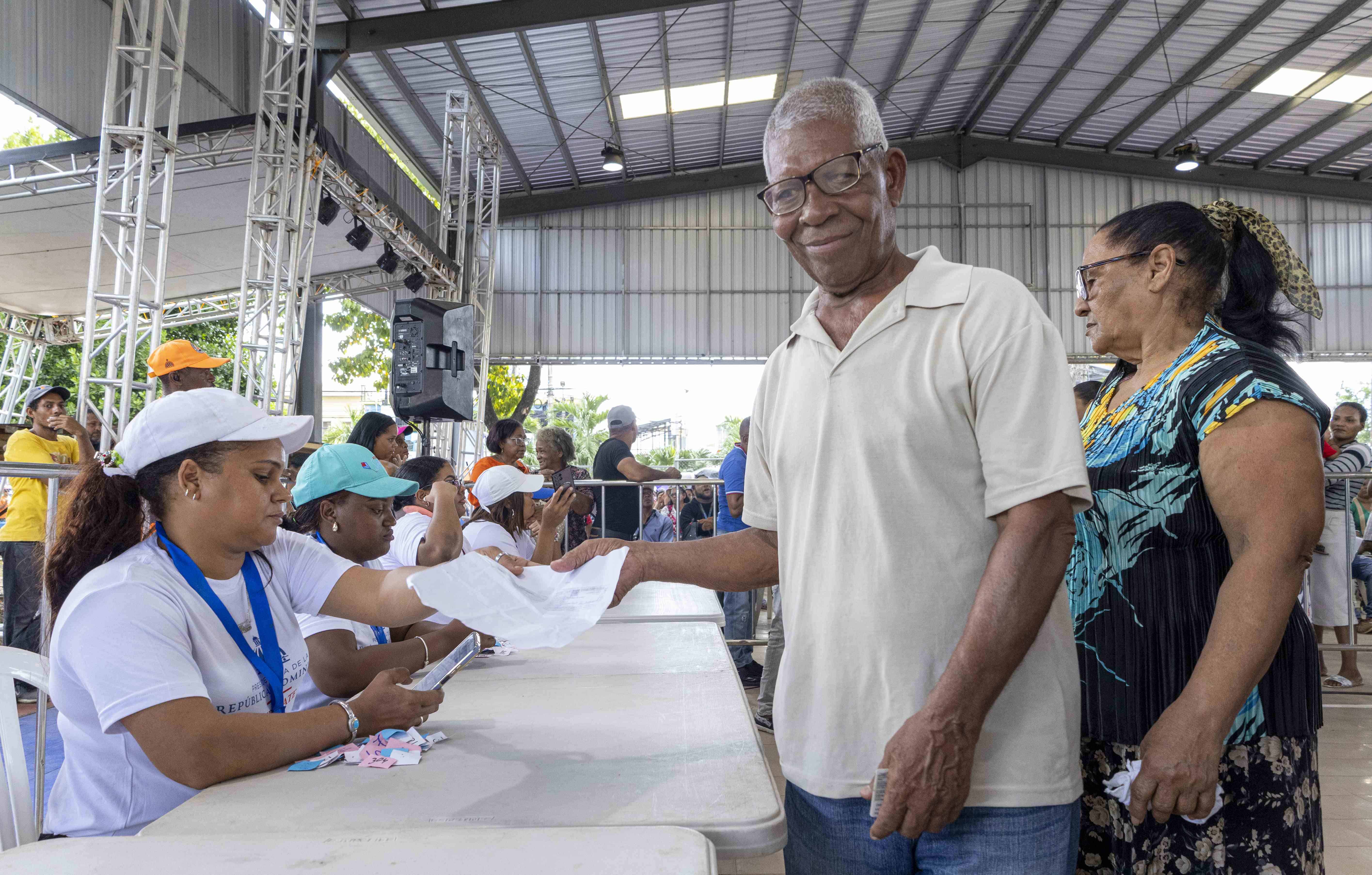 Los beneficiados también agradecieron al gobierno por el bono.