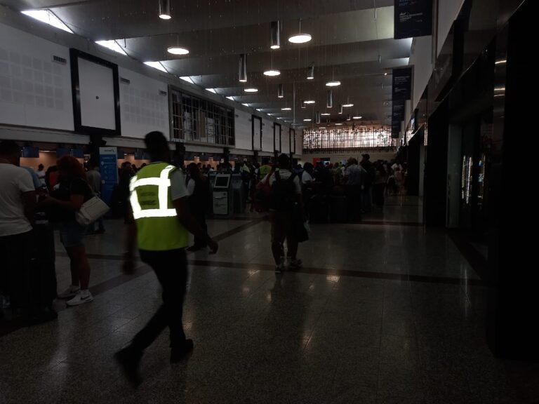 Corte de energía impacta el aeropuerto de las Américas durante 1 hora y 40 minutos