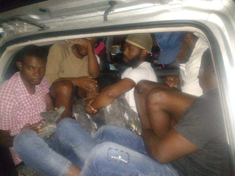 Detienen a 26 haitianos transportados ilegalmente en tres vehículos