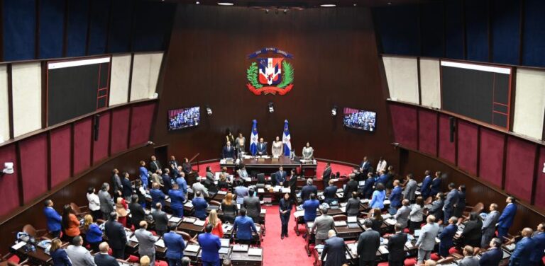 Diputados oficialistas aprueban préstamos por 445 millones de dólares a pesar de la oposición.