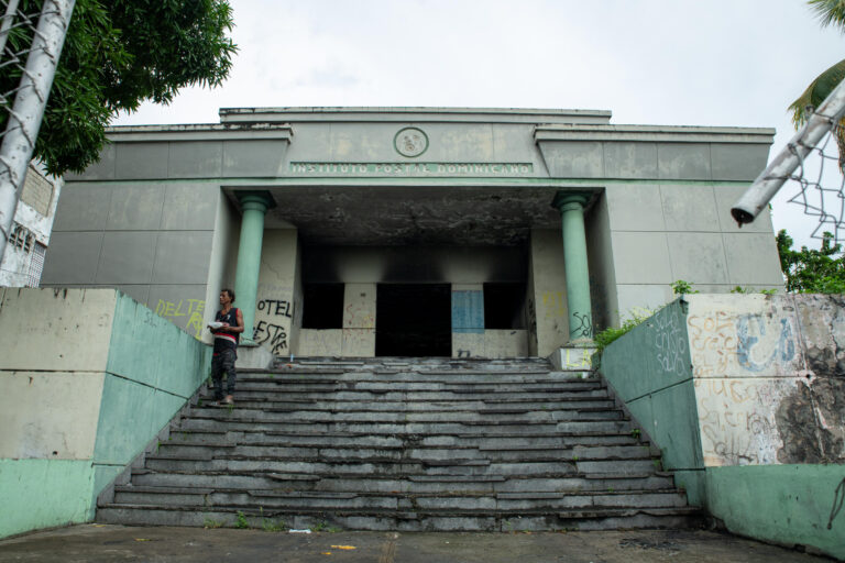 Edificio en Los Alcarrizos no está vinculado a Inposdom y es utilizado como refugio por personas que consumen drogas