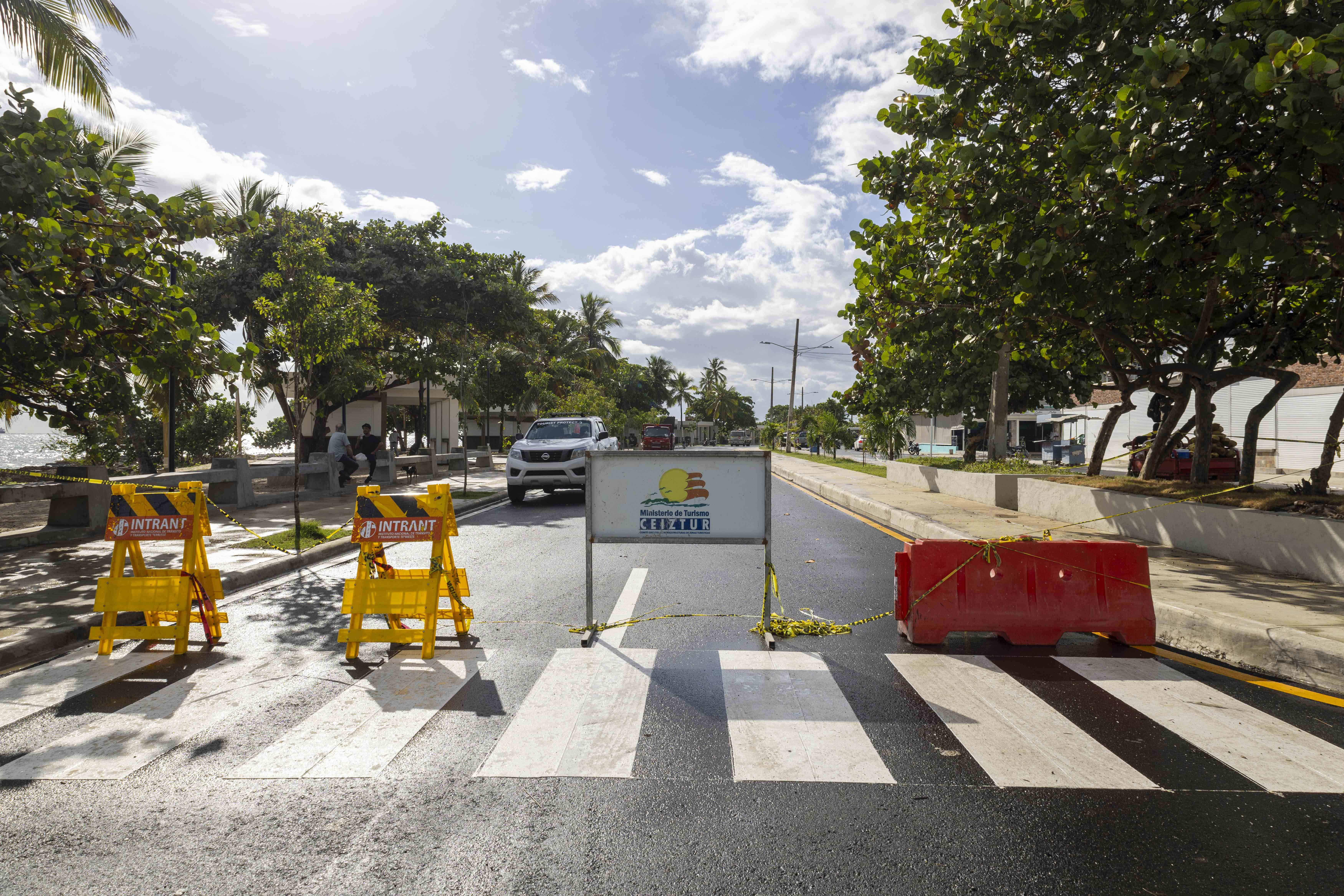 La calle fue asfaltada y señalziada.