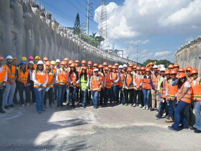 Estudiantes visitan trabajos de solución vial en Plaza de la Bandera