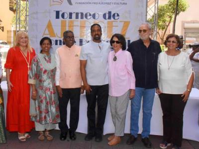 Ganadores XIII Torneo de Ajedrez Conde Peatonal reciben premios