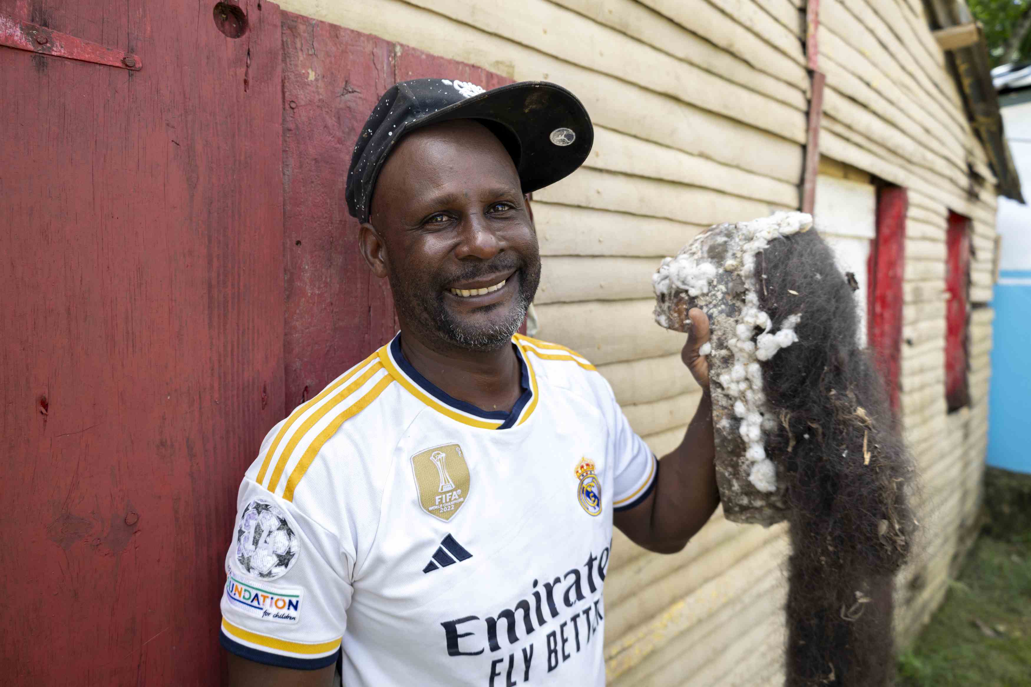 Buli con una de las máscaras que utilizan los negros.