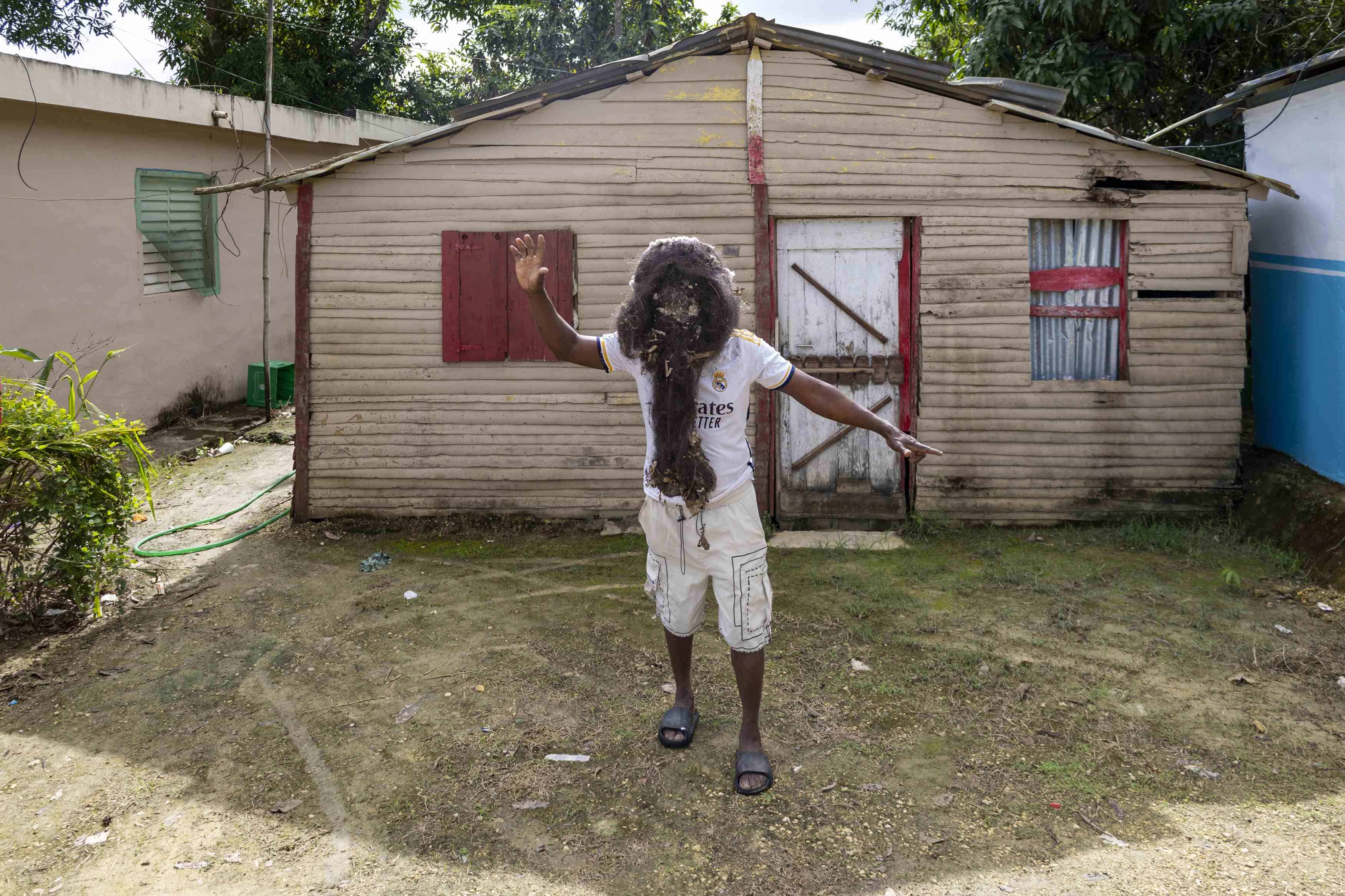 Buli con una de las máscaras que utilizan los negros.