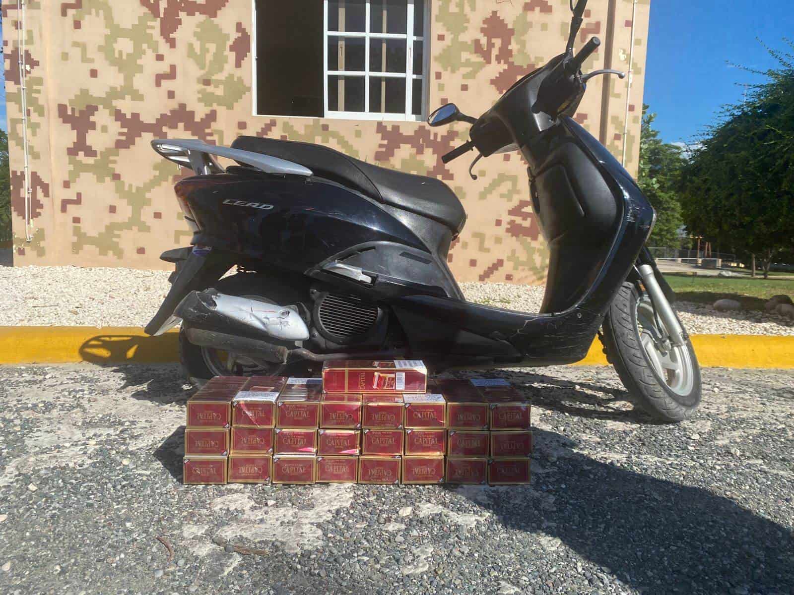 Imágenes de la incautación de la motocicleta con cigarrillos de contrabando.