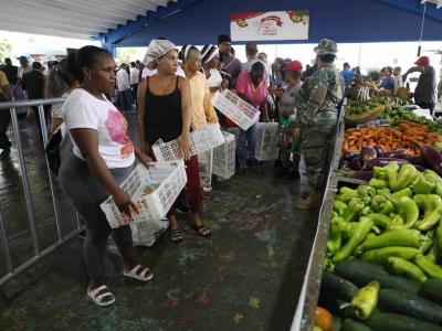 Inespre inaugura una feria navideña