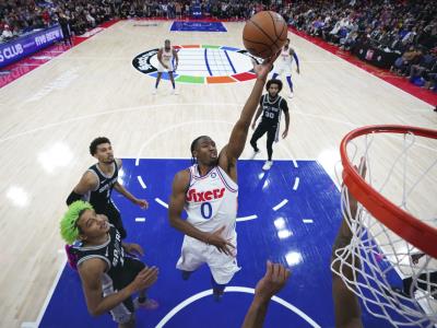 Maxey lidera a 76ers en victoria sobre Spurs tras expulsión de Embiid