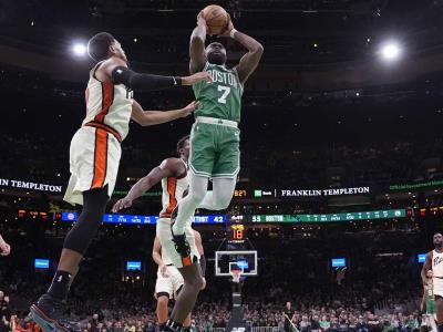 NBA multa a Jaylen Brown de los Celtics por gesto contra Detroit