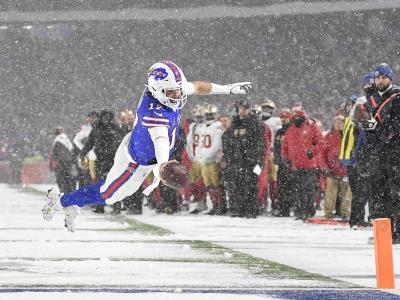 NFL: Josh Allen anota por aire, tierra y recibiendo, Bills ganan