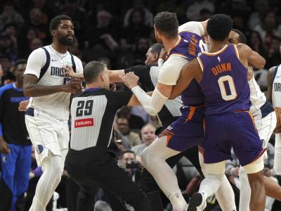 Nurkic y Marshall intercambian golpes en juego Suns vs Mavericks