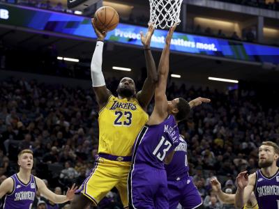 Otro récord para LeBron James en triunfo de Lakers sobre los Kings