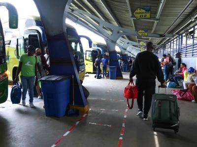 Paradas de autobuses se dinamizan con viajeros, excepto las del sur