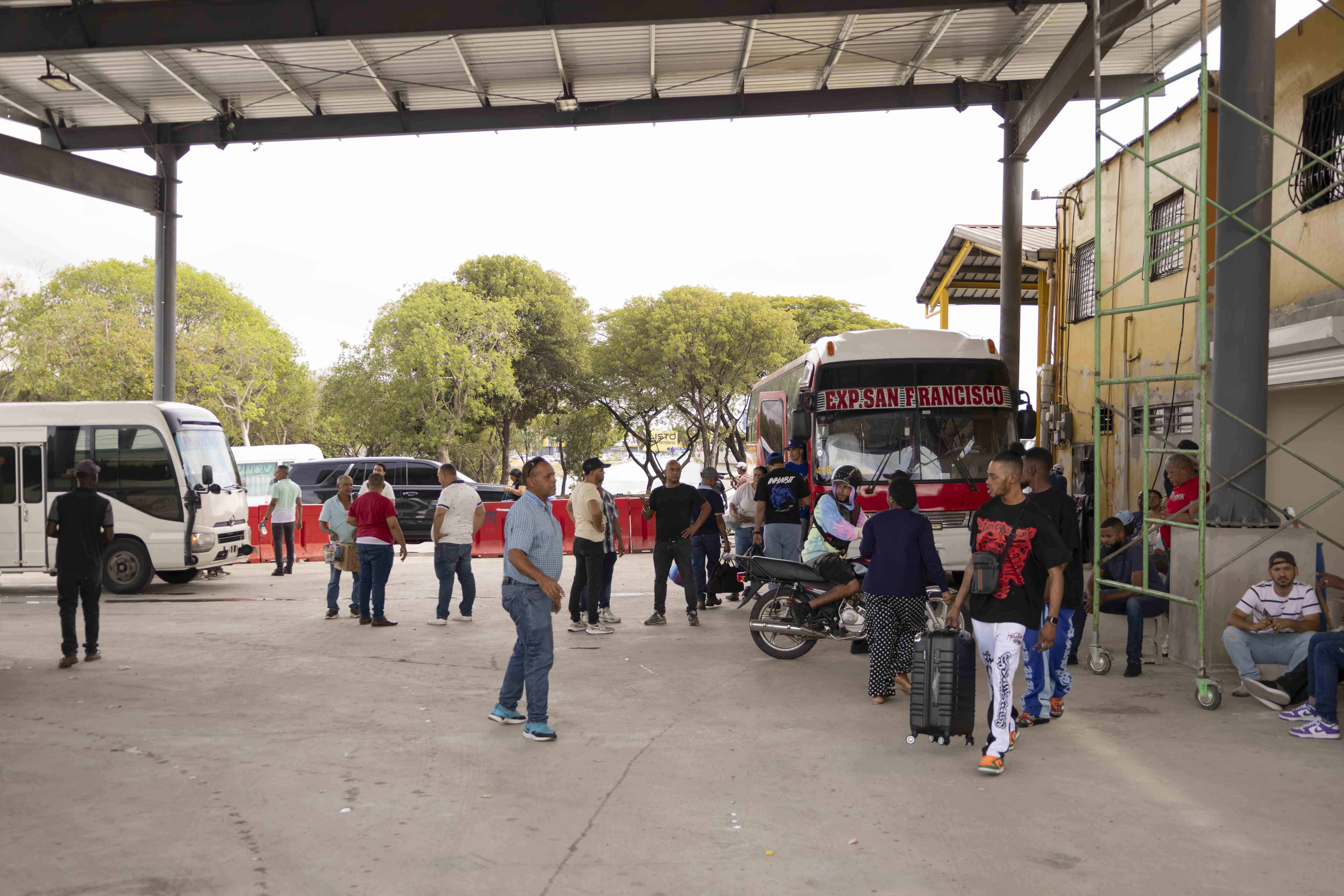 Pocos pasajeros este domingo en la tarde en la terminal del kilómetro 9.