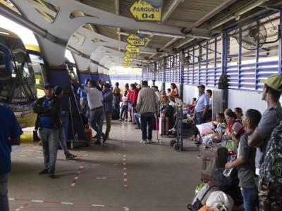 Pasajeros comienzan a abarrotar las paradas de autobuses