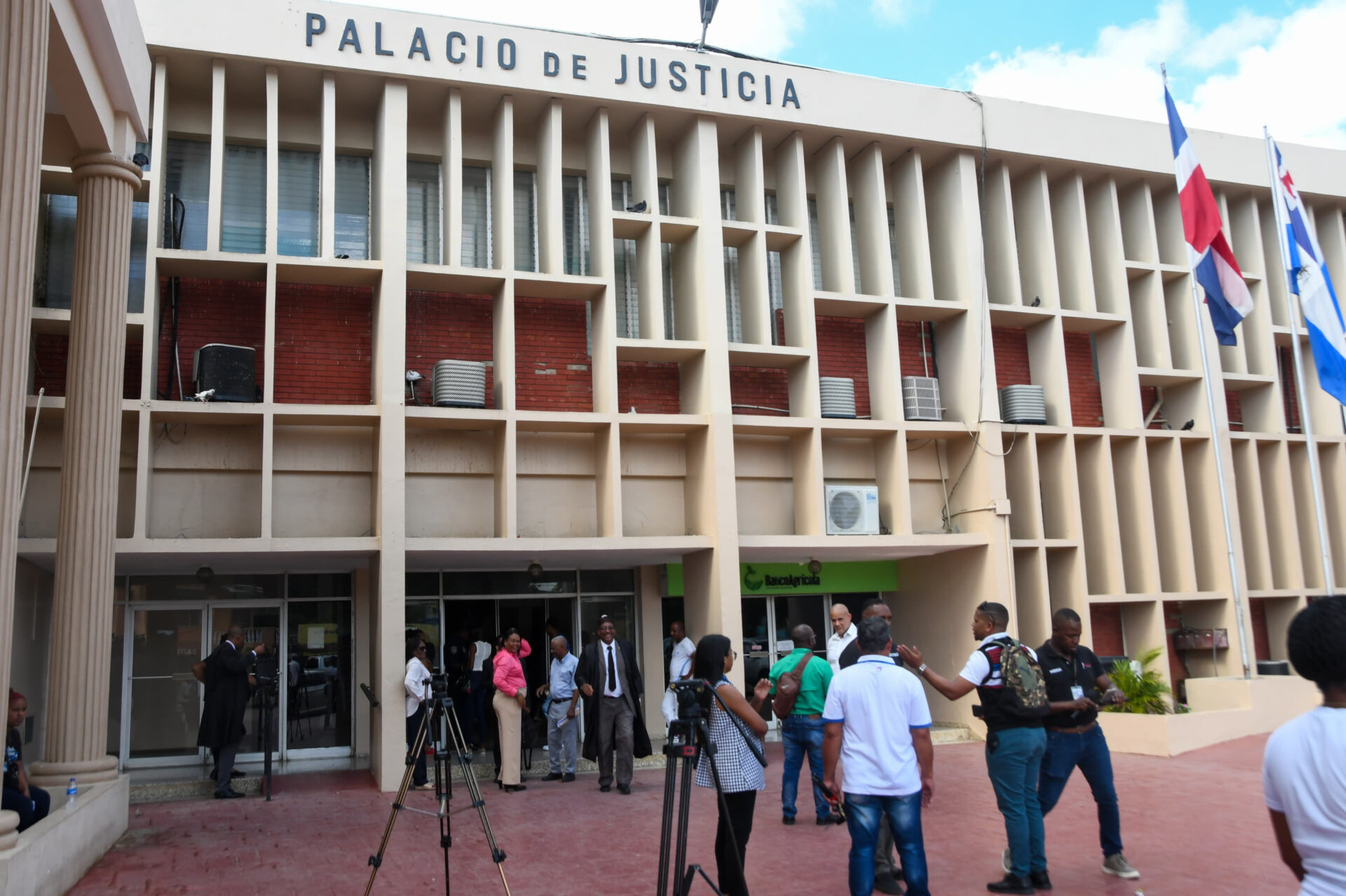 Profesor Roberto Bello, acusado de violación a estudiante en San Pedro de Macorís, declarado en rebeldía.