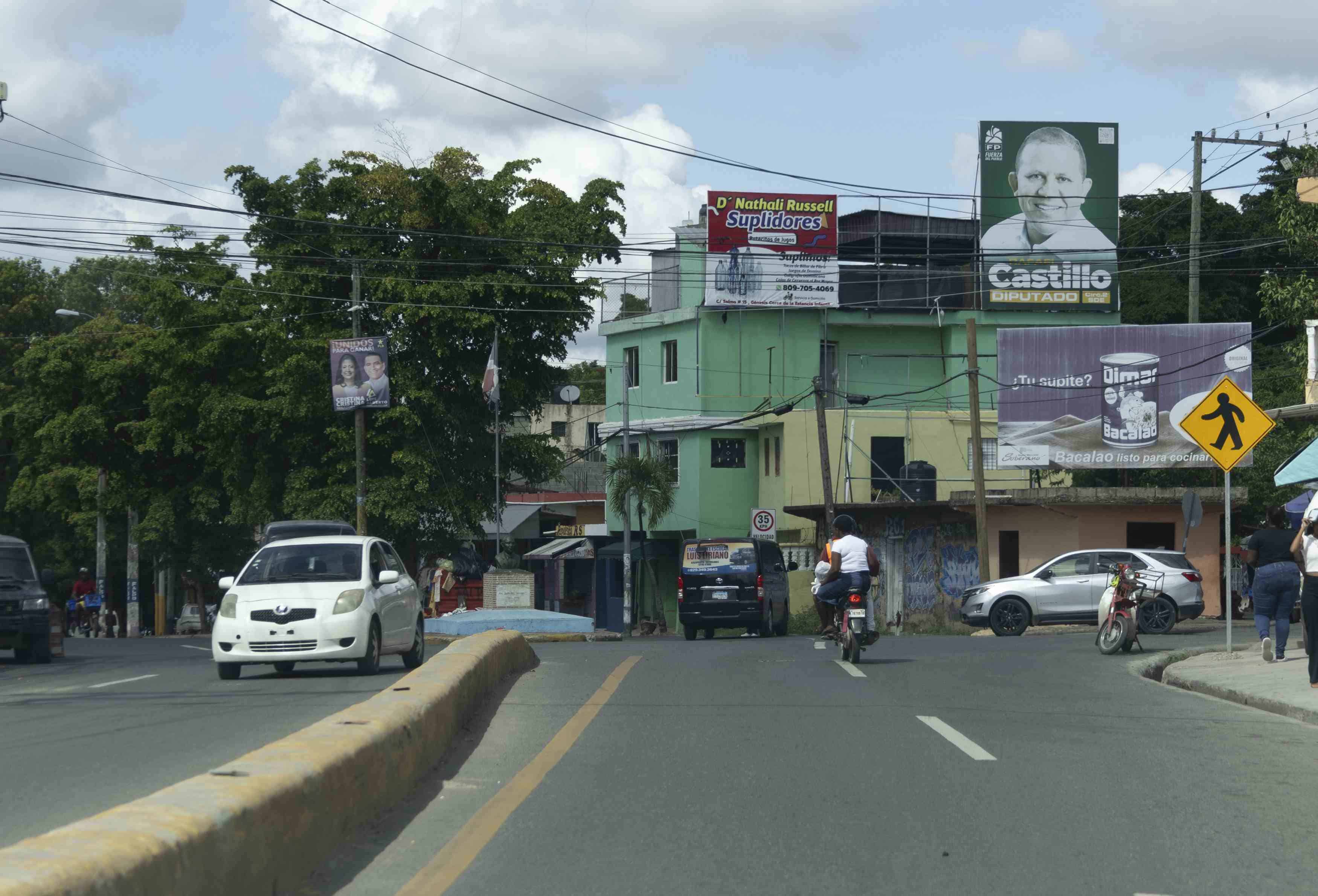 Calles y avenidas  con afiches políticos.