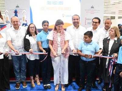 Raquel Peña inaugura junto al INEFI polideportivo en Santiago