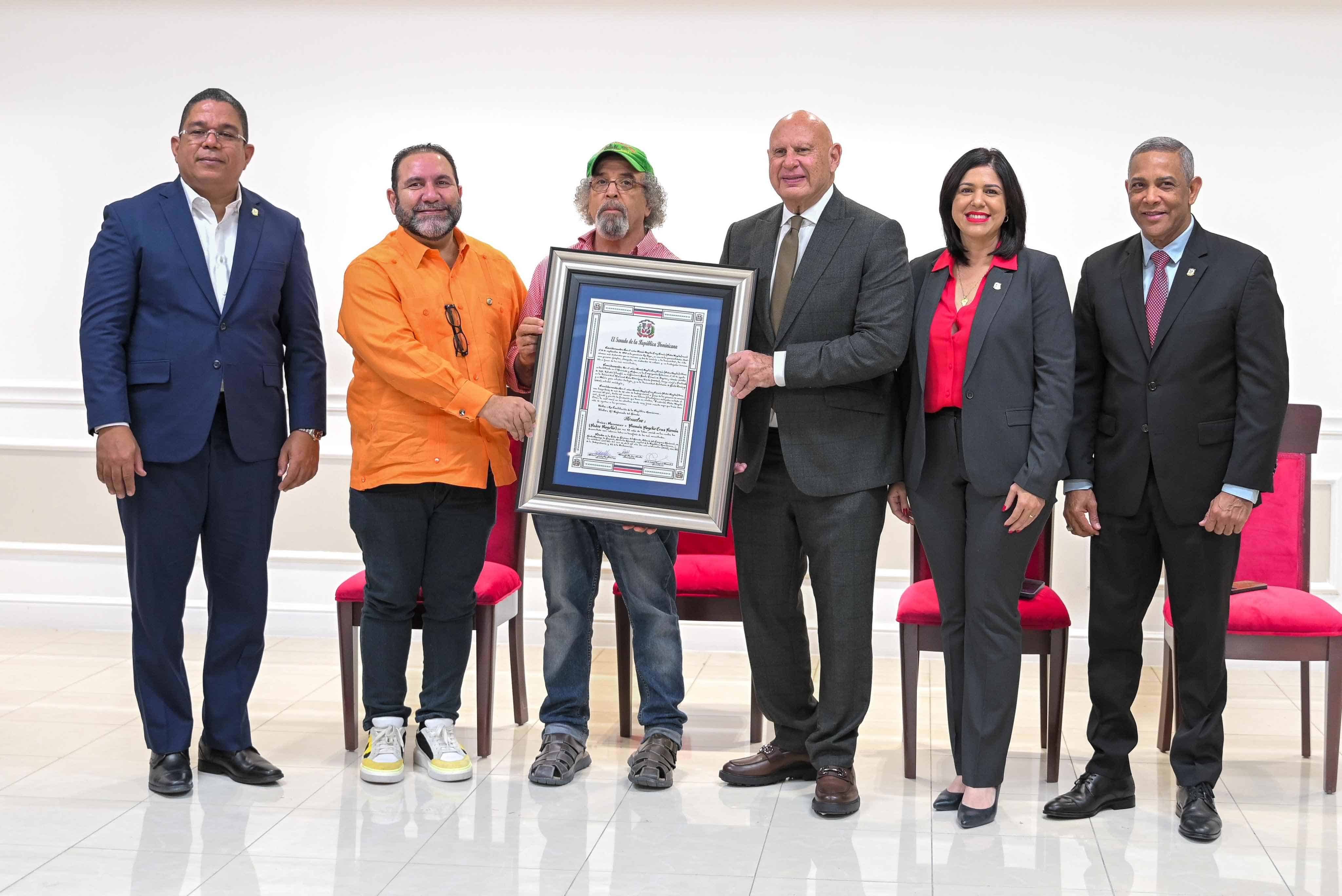 El sacerdote Rogelio Cruz recibe reconocimiento de parte del Senado.