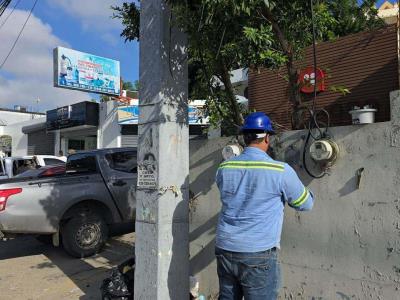 Retiran conexión eléctrica ilegal de Santana Barber Shop en Santiago