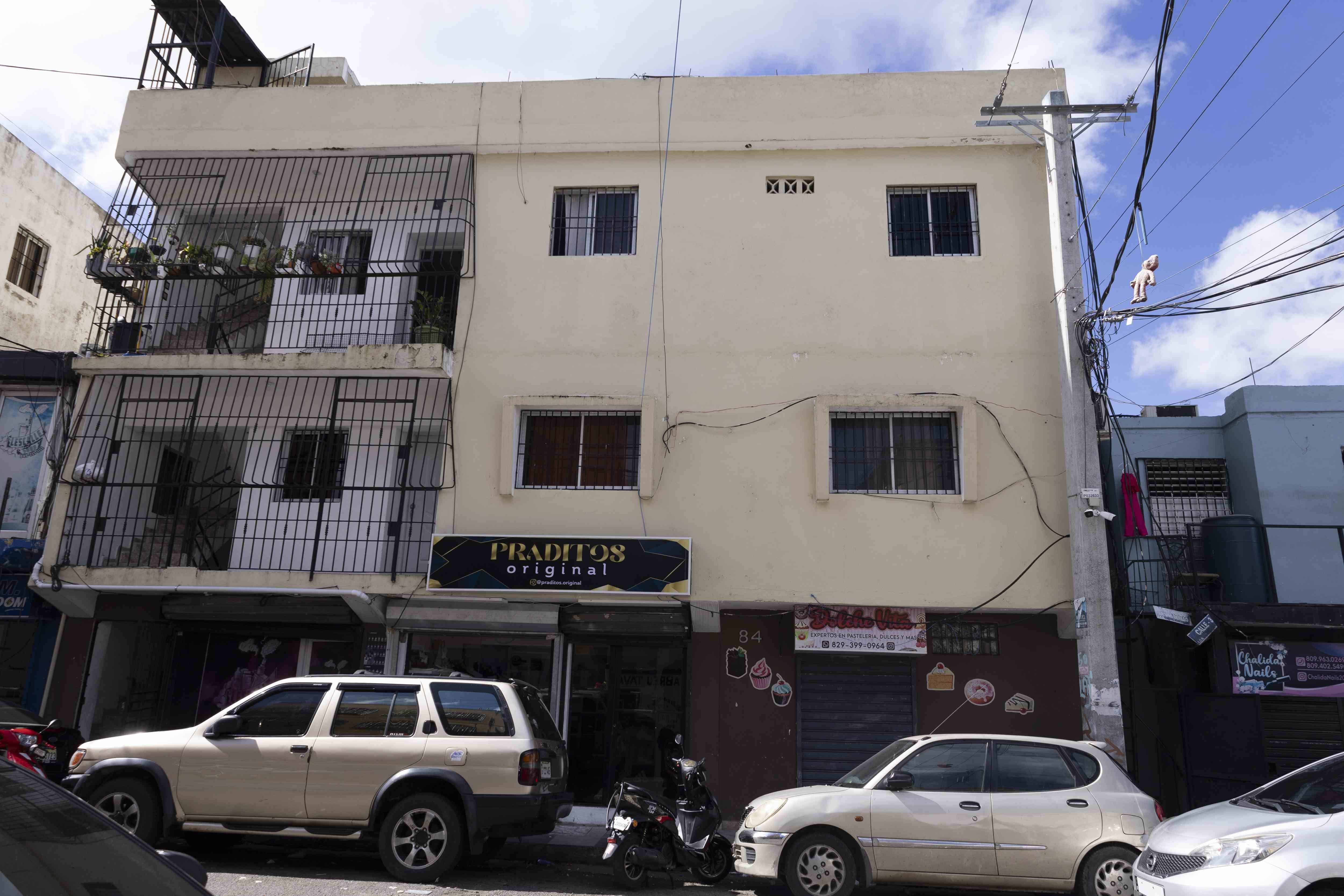 Negocio cerrado en el que se encontró la señalética de una pastelería, en el sector Los Prados.