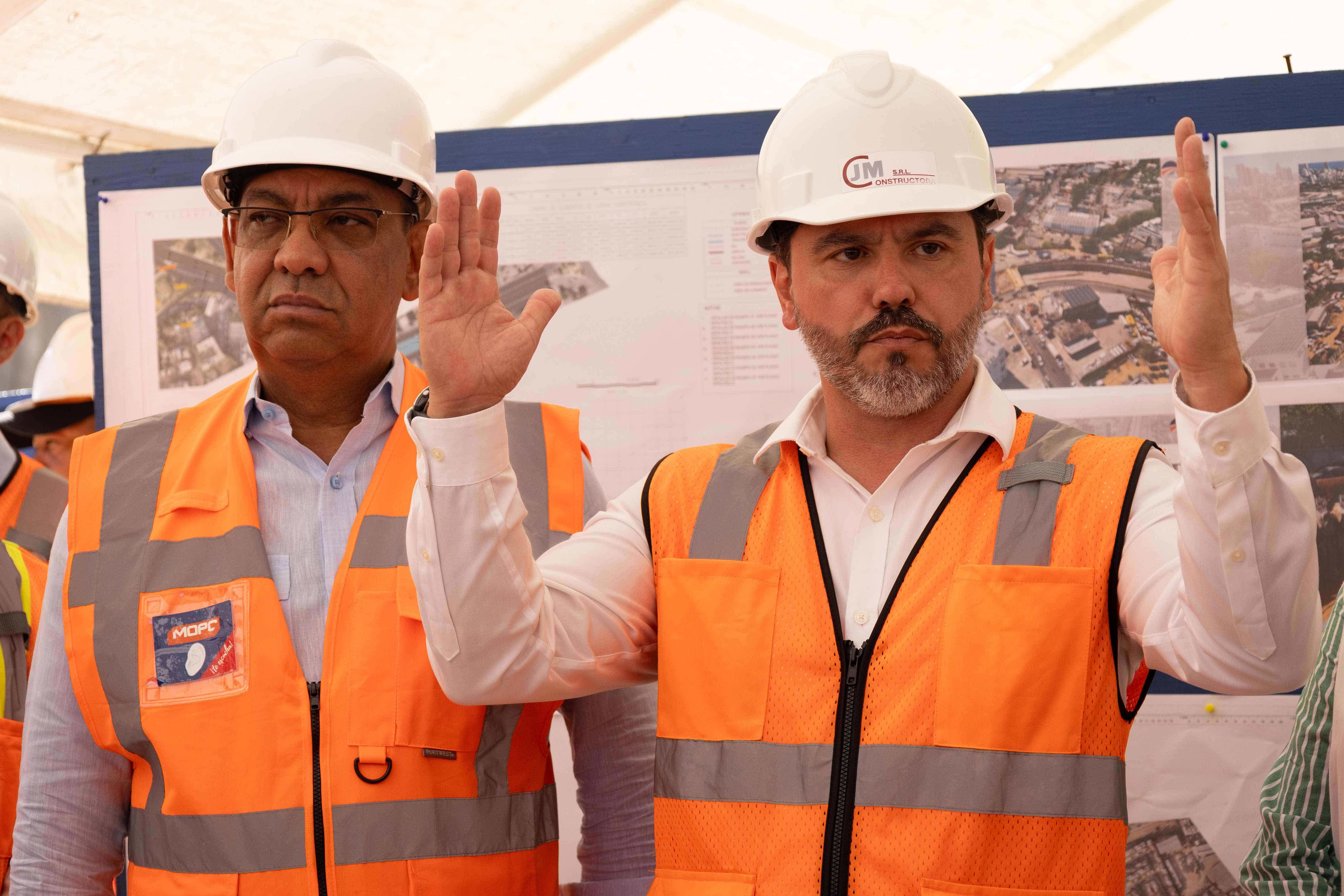 Flavio Campos junto al ministro Deligne Ascención.