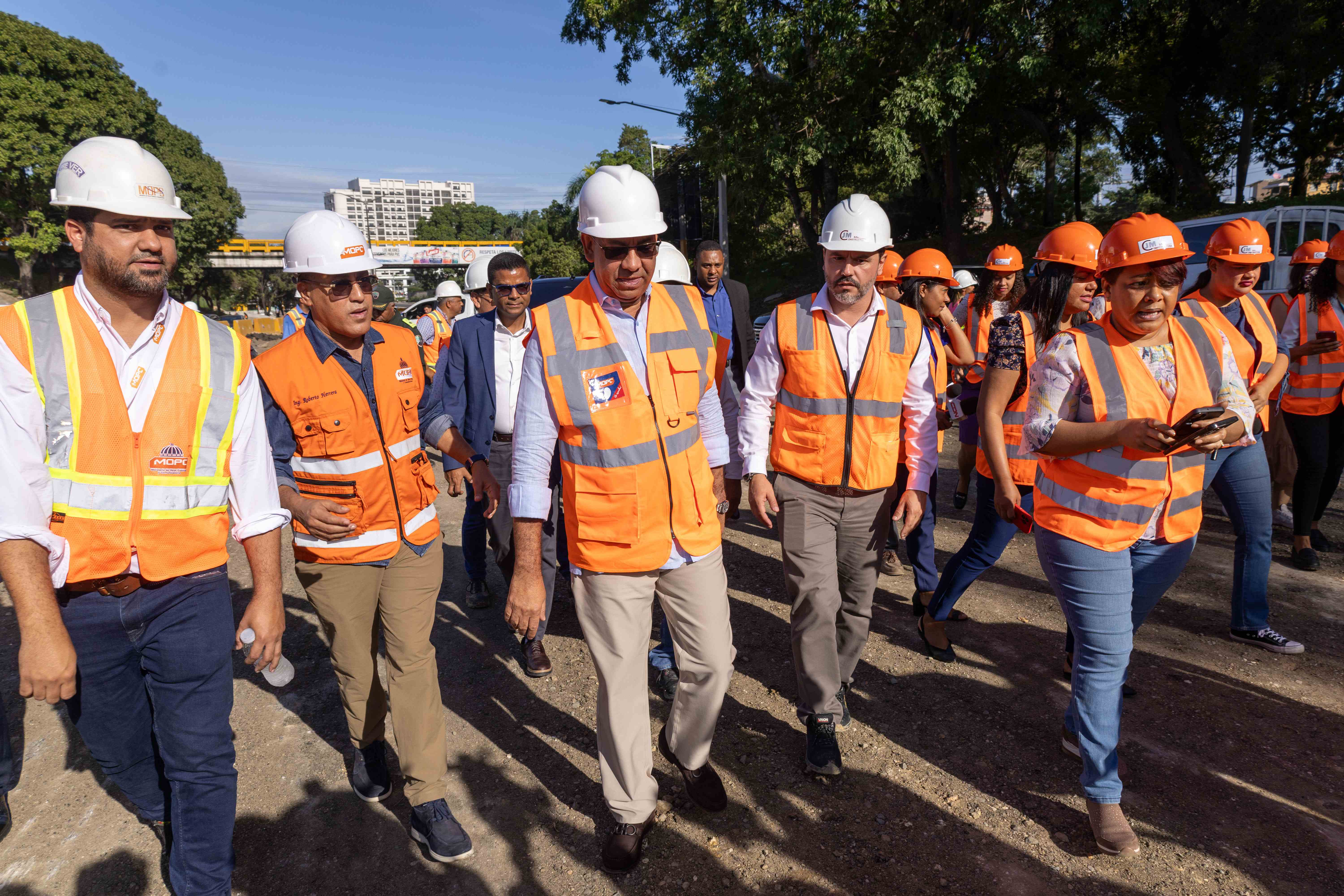 El ministro de Obras Publicas junto a funcionarios y responsables del proyecto. 