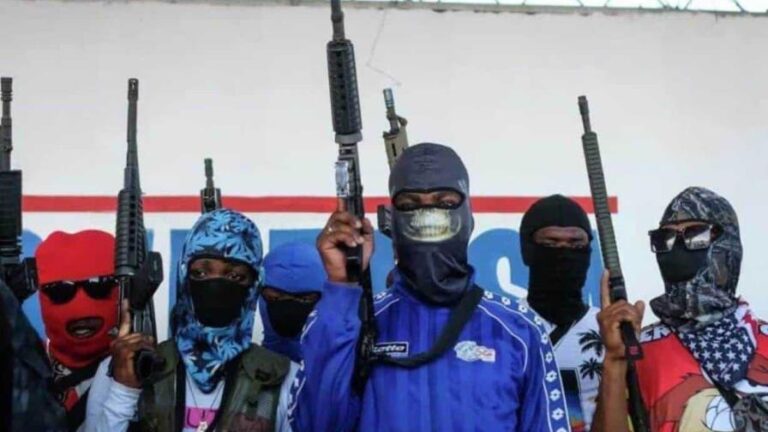 Un ataque con cuchillos y machetes en Haití deja cerca de 120 muertos, en su mayoría ancianos.